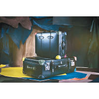 PAUL SMITH×GLOBE-TROTTER（上）黑色20吋滑輪行李箱 $18,650、（下）黑色30吋滑輪行李箱 $23,800（A）