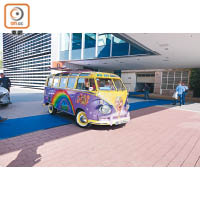 法蘭克福車展有多個場館，大會安排不同品牌車款接載參觀人士，這款Volkswagen T1最受車迷愛戴。