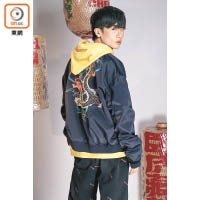 Angel Chen×H&M深藍色龍騰刺繡飛行員外套 $1,790、黃色連帽衞衣 $699