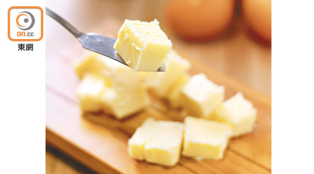 每1公斤的金黃牛油要用22升牛奶提煉而成，難怪有「白色黃金」之稱。無鹽與有鹽牛油固然常見，但調味牛油在烹調方面更千變萬化，為菜式錦上添花。