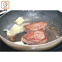 1.用鹽和胡椒醃牛扒約20分鐘，開中火用牛油煎香兩面。
