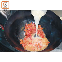 3.將番茄切粒，加茄膏炒香後放魚湯。