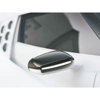 側鏡採用黑白雙色配搭，不僅配上LED燈，還融入空氣動力學設計。