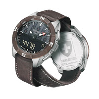 巨型時鐘參照T-Touch瑞士版腕錶設計，採用鈦金屬錶殼，配朱古力啡色陶瓷錶圈及啡色皮帶，錶面飾以當地傳統Armailli圖案。$8,550