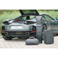 MSO客製化部門特別為McLaren GT打造了4款專屬行李系列，<br>包括高爾夫球袋、行李箱、手提旅行袋及皮革衣物套。