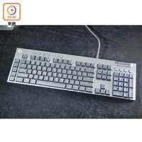 G813 LIGHTSYNC RGB採用有線設計，表面加入霧面處理。<br>售價：$1,599（a）