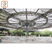 六堆客家文化園區的鋼構傘架，以為大地打傘遮蔭為概念，已成了當地地標。
