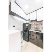 廚房<br>開放式設計，選用黑色鏡面廚櫃，視覺上有擴闊空間的效果，襯以地中海花磚，並設有吧枱位，營造出寫意的氣氛。