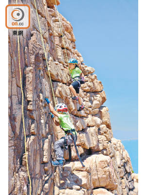 攀岩一向給人的印象是高危運動，成年人都未必夠膽嘗試，但原來只要做足安全措施並得到適當訓練，年紀輕輕的小朋友一樣可以成功挑戰。