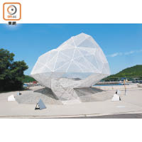 作品na04「直島展覽館」by藤本壯介：由250塊不銹鋼製的三角網狀物構成，外觀帶有不規則感覺。