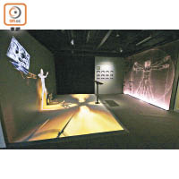 透過《reconFiguring Da Vinci》裝置中央的觸控螢幕，觀眾可運用虛擬人偶（原型為達文西的《維特魯威人》）控制作品的視聽效果轉換。只要移動人偶手腳和頭部，就能逐個探索和調控人偶機器裏的七個虛擬世界。