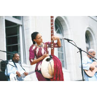 非洲豎琴女演奏家素娜．祖巴特在《樂動西非》將帶來多首非洲傳統音樂的樂曲。