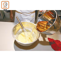 製作蘋果蓉，先把雞蛋與沙糖拌勻，再加入粟粉，倒入加熱的蘋果汁，攪拌均勻。