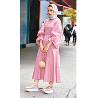 簡單一條連身裙便穿出最時尚的Pink Style。