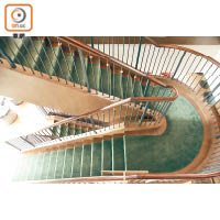 懷舊色彩的中央樓梯令人聯想起王家衛的電影。