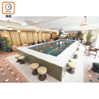 Soho House的Pool Room設有大型水池，加上戶外風格設計，充滿悠閒度假感覺。
