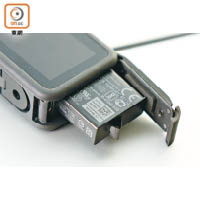 電池及microSD卡槽設於側面，用上1,220mAh鋰電池。