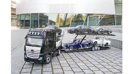 這輛Actros Transporter車輛運輸車，由德國模型車廠NZG為Mercedes-Benz以1:18比例打造。<br>售價：$7,750（不連運載的模型車）