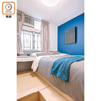 主人房<br>彩藍色的牆身貫徹全屋主題色調，配合灰色床頭板，觀感舒適。房內加建了木地台，令儲物空間大增。