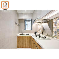 廚房<br>牆身鋪上復古花磚，令看似簡約的布局變得不平凡。