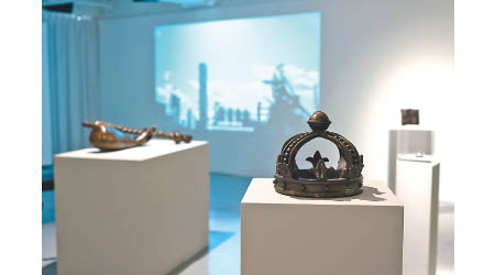 李繼忠透過文獻與物件，追溯香港二戰後期的歷史，探討時間過渡對「紀念銅像」意涵上的改變。