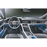 車廂廣泛採用Race-Tex高質微纖維物料，地板則採用Econyl再生纖維覆蓋。