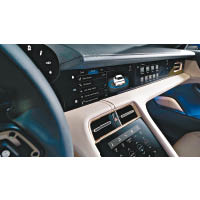 中控台上標準配備的10.9吋娛樂系統顯示屏，以及可選裝的副駕駛屏幕，組成一體化黑色面板，既可配合輕觸及語音控制功能操作，亦能回應「Hey Porsche」執行指令。