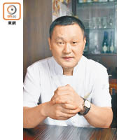 朱念光師傅是地道湖南人，有逾25年入廚經驗，現任九龍城一間著名湖南菜館的主廚。