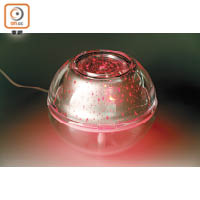 水晶球加濕器內置缺水斷電功能，用得安心。<br>售價：$199（a）