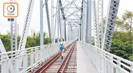 舊鐵橋化身為長307米的天空步道，成了熱門的旅遊景點。