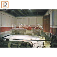 16世紀才加設的女性室內浴場遺址，場內更播出了模擬當時做Spa的投影。