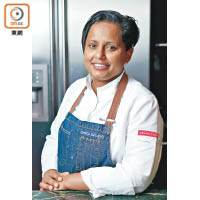 Smita Grosse是毛里裘斯人，曾任職於杜拜、澳門、新加坡及印尼等地五星級酒店，現為灣仔一間五星級酒店行政糕餅總廚。