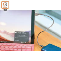 除了USB及Surface Connect插口外，另提供USB-C插口接駁外置電池充電。