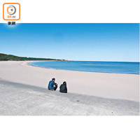 大須賀海岸有「鳴砂」自然現象，人走過沙會發出聲響。