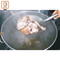 時至今日，疙瘩湯的湯底亦相當講究；會用老雞、唐排、金華火腿等熬製而成。
