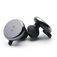 耳機用上陶瓷外殼，配合充電盒可聽足20小時音樂。<br>售價︰$1,698（b） 