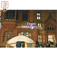 活動期間德里市的市政廳外牆被投射了Derry Halloween的Logo。