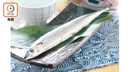 香港可以吃到的秋刀魚一般來自日本、內地及台灣等地，當中以來自北海道的秋刀魚最為肥大肉厚，魚身甚至可長達近12吋。