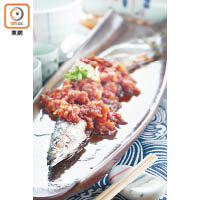 秋刀赤味噌七味煮：經過半煎炸的魚肉外脆內嫩，加上惹味鮮香的蒜蓉醬汁，有提鮮增香的作用。