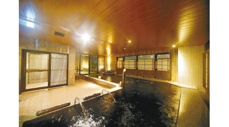 酒店擁有自家泉源的天然溫泉大浴場，旅客可在此享受礦物質成分豐富、據講有美容效果的「黑湯」天然溫泉。