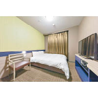 客房設計是典型的商務酒店格局，而且均採用蓆夢思製的睡床。