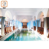 羅馬風格大浴池有圓拱列柱包圍，是北投溫泉博物館的焦點。