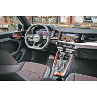 車廂方面配上現行的家族式中控台，標準配備10.25吋Virtual Cockpit數碼化儀錶，清晰顯示各項行車資訊。而因應不同型號，內飾和配色會有所不同。