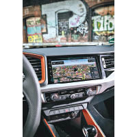中控台頂設有10.1吋觸控式屏幕，對應車載導航、Apple Carplay及車廂內各項配置。
