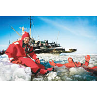乘破冰船遨遊冰海洋時，你可穿上特製防寒浮生衣體驗冰海漂浮滋味。