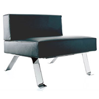 Ombra<br>由可拆除的靠墊加上鋼架打造的休閒椅，感覺舒適。