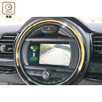 標準配備前後泊車感應及後泊車鏡頭，倒車泊車時可透過6.5吋彩色屏幕顯示，以便掌握車後路況。