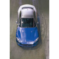 車身顏色由白、灰，逐漸呈現出瑪莎拉蒂標誌性的深藍色。