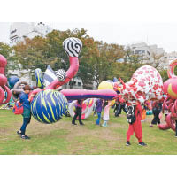 泰國「皮歇克朗淳舞團」於12月7日下午2時30分在議事亭前地及下午4時在南灣‧雅文湖畔帶來充氣偶舞蹈劇場。