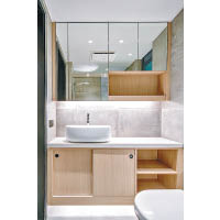 客廁採用簡約設計，裝設收納量高的儲物櫃，方便屋主放置零碎雜物。